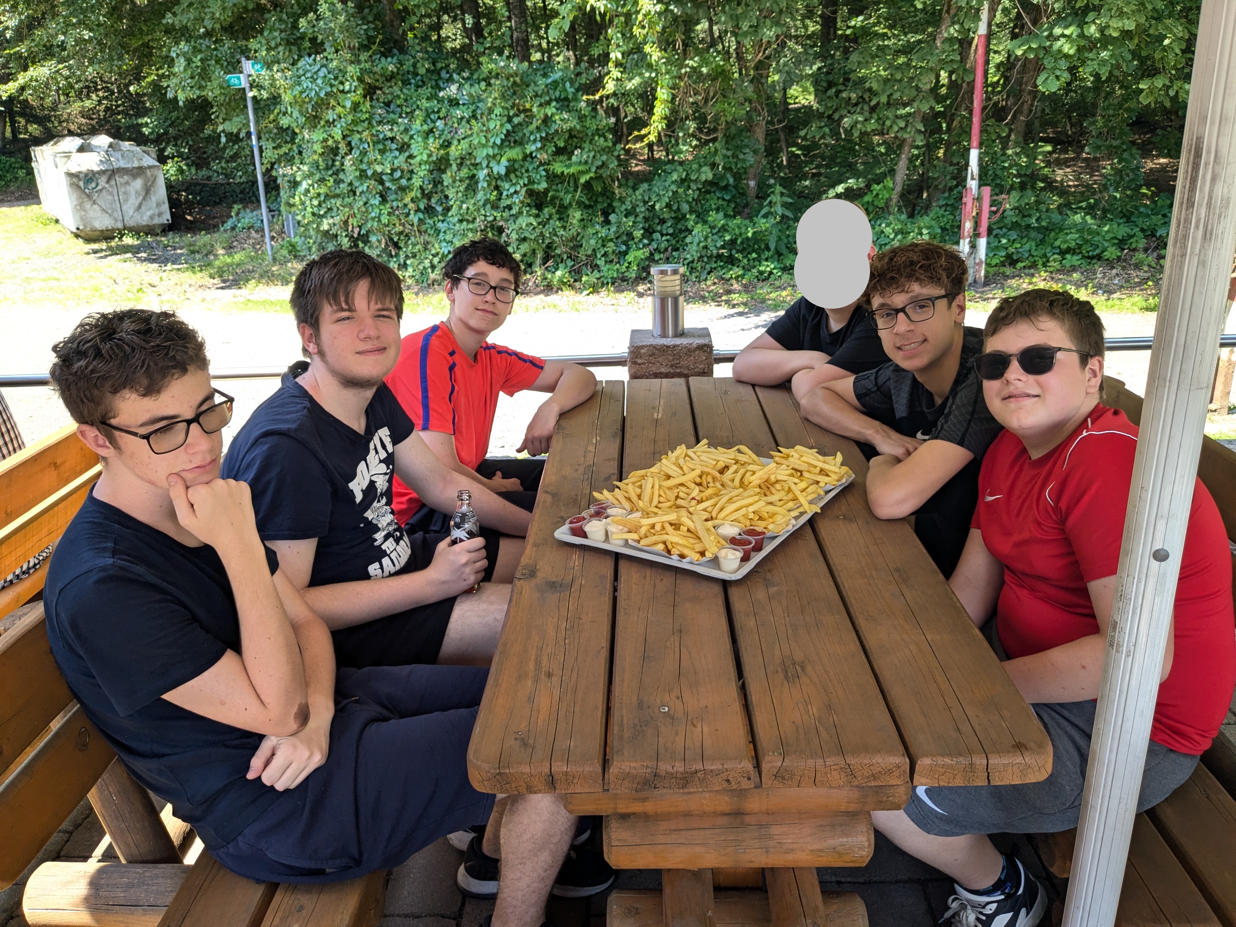 Gruppenfoto%20mit%20Pommes